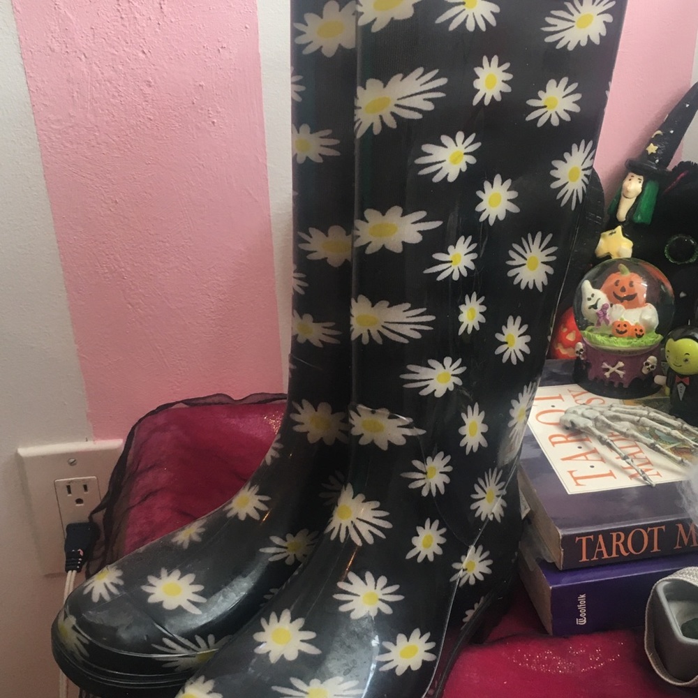 Black Daisy Rain Boots Size 8